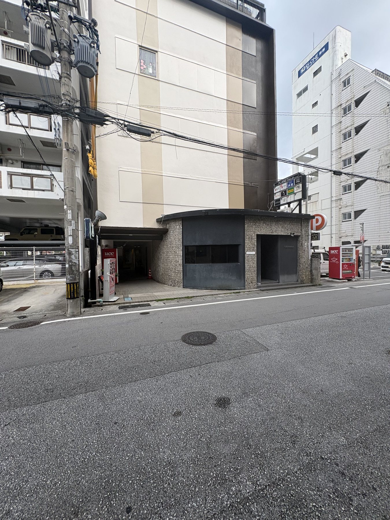 通り沿いの外観