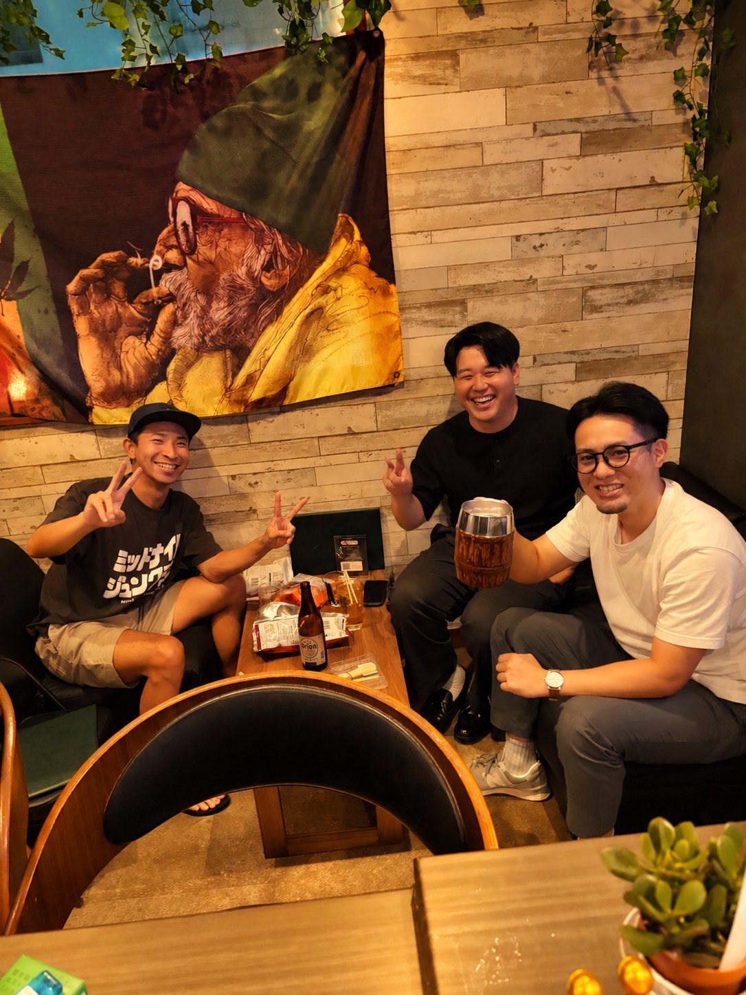樽ジョッキを掲げて乾杯する男性客3人
