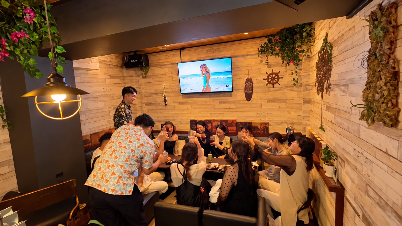 大人数で乾杯するお客様たち