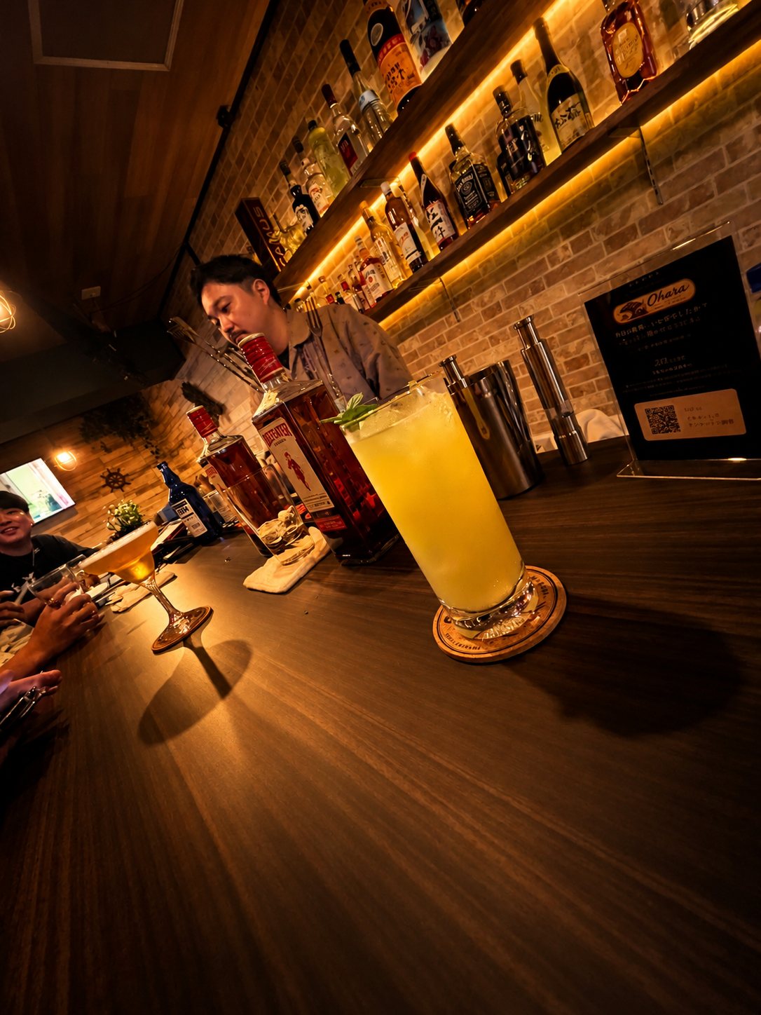 カウンターに並ぶカクテルとお酒