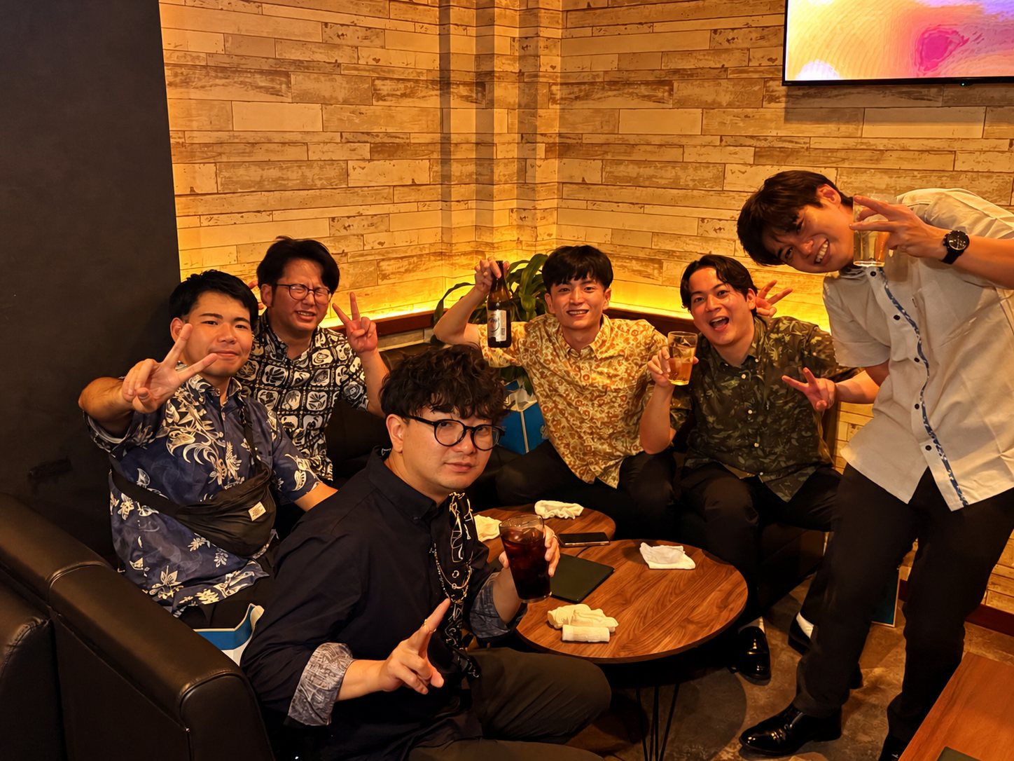 ソファ席で盛り上がる男性客7人